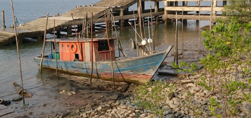 Fototapeta na wymiar old fishing boat