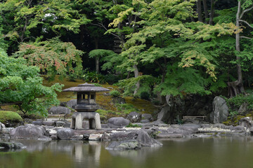 巨大な石灯籠と池のある日本庭園の風景（旧古河庭園）