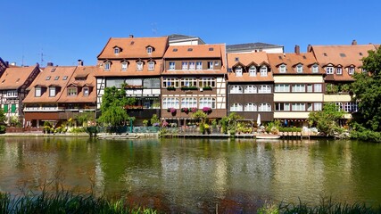 Fototapeta na wymiar Historische Wohnhäuser am Fluss Regniz in Bamberg
