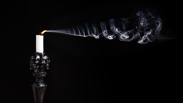 Scull candle holder with a smoke moved by a wind. 