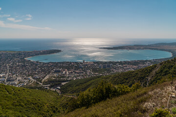 Obraz premium View of Gelendzhik Bay from the height of the Markhotsky ridge in summer.