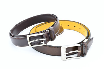 ブラウンの革ベルト２本を丸めて重ねる