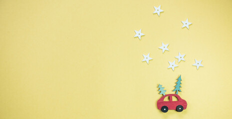 Sipelzeugauto mit Sternen und Schneeflocken auf gelben Untergrund, weihnachtlich gestaltet
