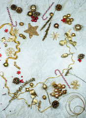 goldene Weihnachtsdekoration auf marmoriertem Hintergrund, festlich arrangiert mit roten Details