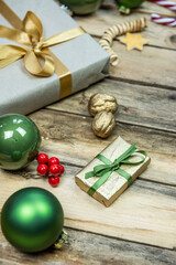 Sortiment für Weihnachten, Kugeln, Geschenk, Stern, Schnee in gold, grün und gelb auf rustikalem...