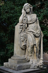 Fototapeta na wymiar Alte Weibliche Grabskulptur und männliches Porträt auf dem Bornstedter Friedhof