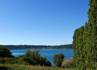 vista serena e idilliaca del lago di Martignano in Italia in una giornata limpida