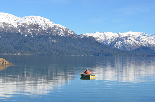 Un lago calmo deja reflejar la belleza que lo rodea. Bariloche Argentina. 