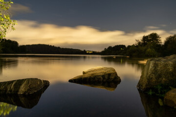 Nocny widok na jezioro Ostensjovannet w Oslo - obrazy, fototapety, plakaty
