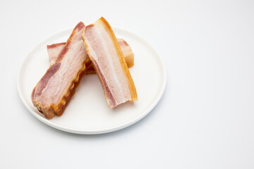 Tiras gruesas de bacon curado para freír en aceite y preparar torreznos