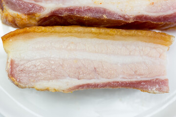 Tiras gruesas de bacon curado para freír en aceite y preparar torreznos