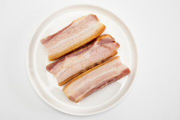 Tiras gruesas de bacon curado para freír en aceite y preparar torreznos