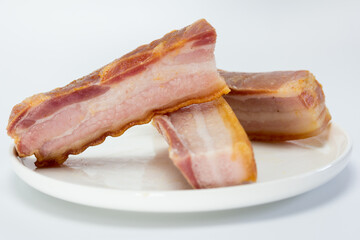 Tiras gruesas de bacon curado para freír en aceite y preparar torreznos