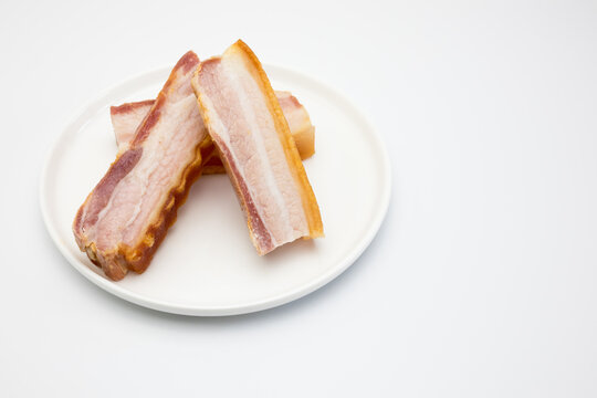 Tiras gruesas de bacon curado para fre&iacute;r en aceite y preparar torreznos