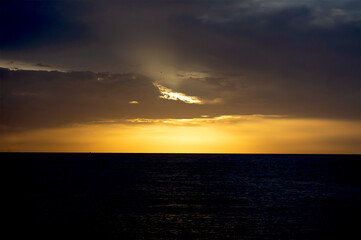 Obraz premium Sunset with a deep gold in the Colombian Caribbean.