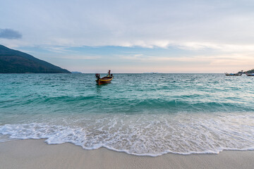 Fototapeta premium Beautiful view of sunrise beach in Lipe island, southwestern Thailand