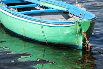 Fototapeta na wymiar row boat in Italy with reflect in water