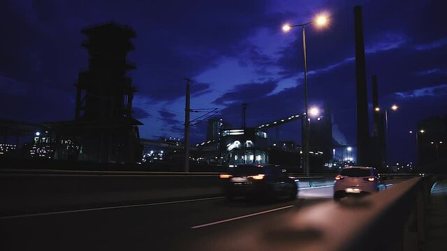 Stra&szlig;enverkehr bei Nacht im Industriegebiet