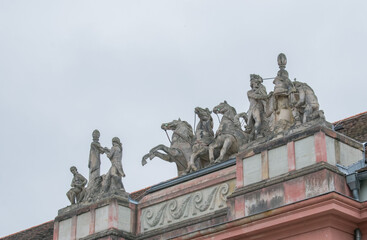 Obraz premium statue of horses on building roof