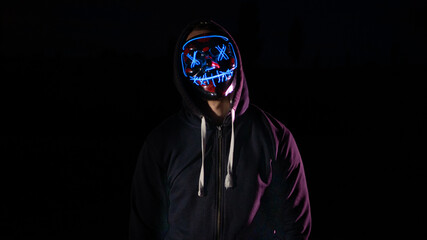 Hombre con máscara de purga de luces con fondo negro