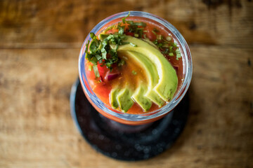 Vista cenital de cocktail de camarón 