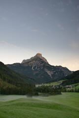 Fototapeta premium Der Admonter Reichenstein zum Sonnenaufgang