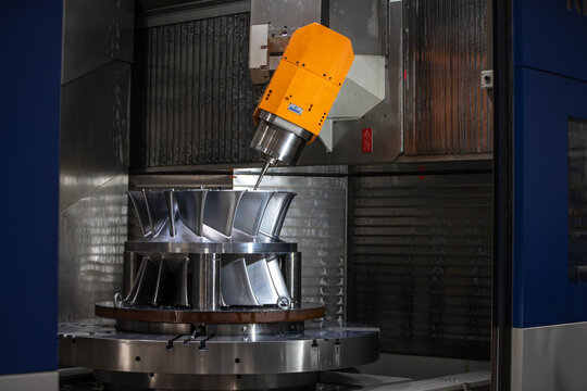 CNC Fr&auml;se arbeitet an Turbine