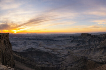 Fototapeta na wymiar Beautiful overlook of erosion and river systems in Utah