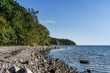 Skaliste wybrzeże na wyspie Jeloya należącej do miasta Moss nad Oslofjordem w Norwegii