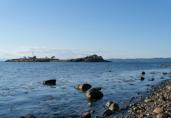 Skaliste wybrzeże na wyspie Jeloya należącej do miasta Moss nad Oslofjordem w Norwegii