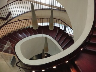 Obraz premium A restored circular wooden concrete stairway