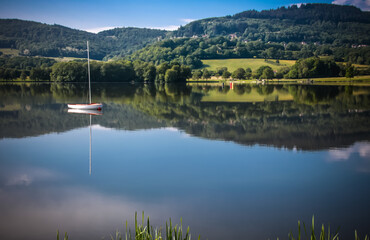 petit voilier sur le lac d'autun