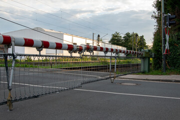 Ein Bahnübergang mit einer geschlossenen Bahnschranke