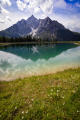 Fototapeta na wymiar Berg Serles im Hintergrund und im Vordergrund ein See, der den Berg wiederspiegelt