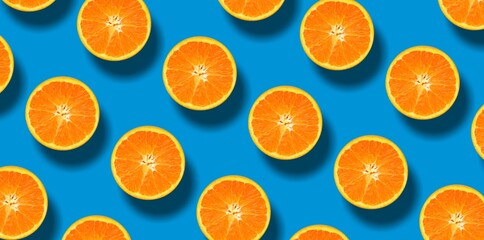Padrão de fruta laranja sobre fundo azul. Design de estilo minimalista. Design de embalagem....