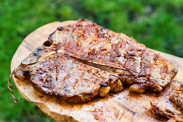 T-Bone Steak gegrillt auf Holzbrett 