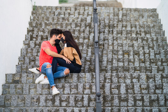 Pareja juntos en una escalera 