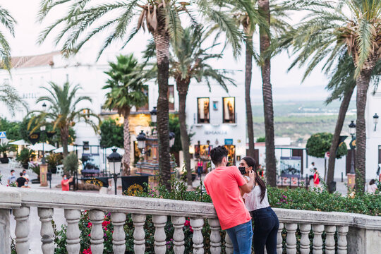 Pareja con mascarilla en calles de Vejer de la Frontera