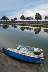 Obraz premium Petits bateaux de pêche à marée basse en Baie de Somme