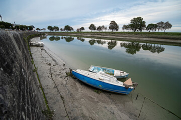 Petits bateaux de pêche à marée basse en Baie de Somme