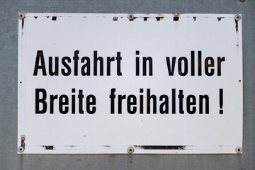 German no parking sign and advice to keep the area in full unblocked