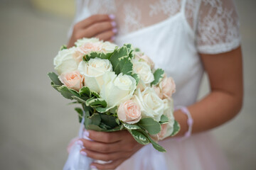 Obraz na płótnie Canvas The bride's bouquet. Girl holding roses.