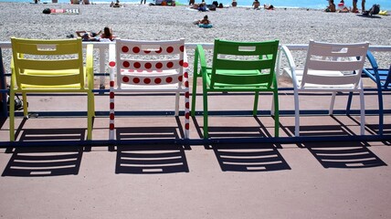 Le classiche sedie sulla Promenade des Anglais  di Nizza dipinte con i colori delle maglie dei...