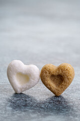 Obraz premium A pair of heart-shaped sugar cubes. Interracial relationship metaphor