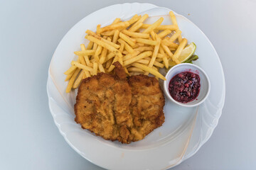 Wiener Schnitzel mit Pommes Frites und Preiselbeeren