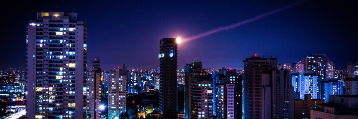 Céu noturno espetacular em São Paulo Capital Brasil - Banner Imagem noturna céu azul neon com...