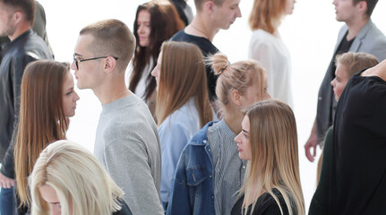 Obraz premium groups of young people moving in different directions