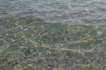 Obraz premium acqua cristallina con fondale di sassi fini