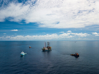 Offshore jack up rig and tow vessels during the rig move operation at the offshore location