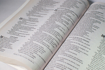 Biblia, leyendo la santa palabra de Dios